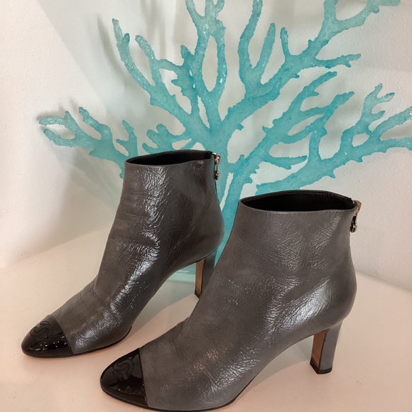 Chanel Black & Gray Patent Leather Interlocking CC Logo Ankle Boots Size 37.5 - Picture 5 of 16